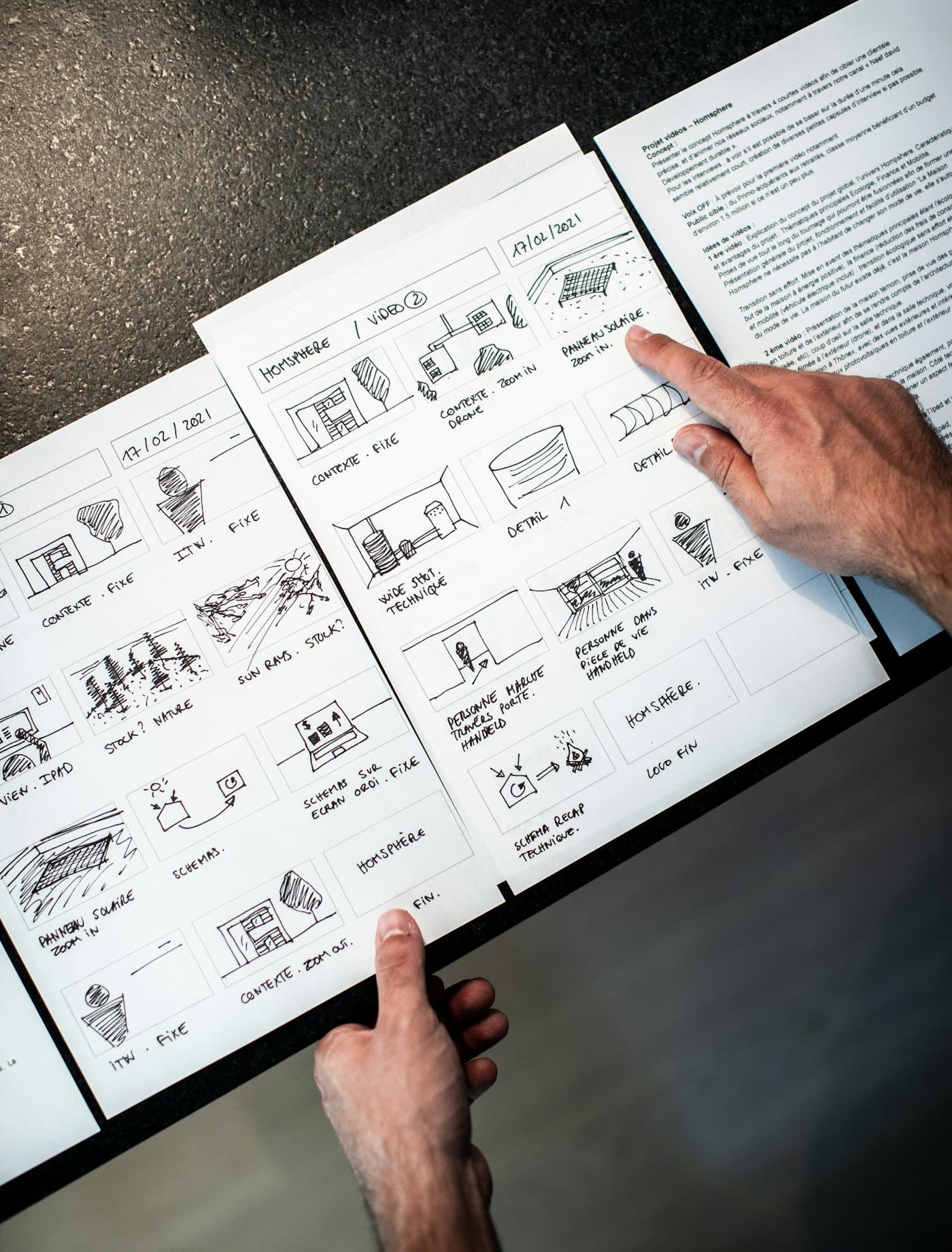 Basılı bir storyboard'u gösteren eller